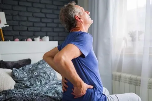 نشستن نادرست از علل مهم بروز آرتروز و دیسک کمر در بزرگسالی